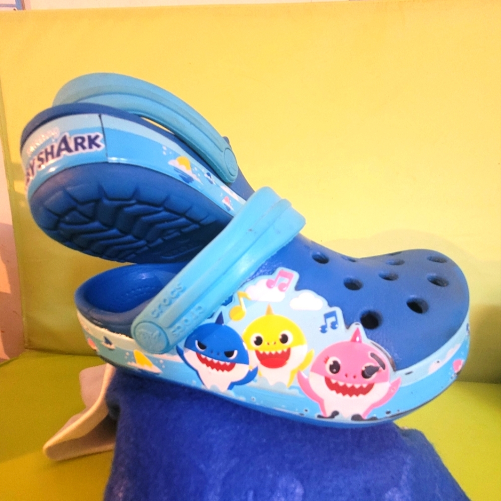 Crocs Baby Shark size 9 toddler